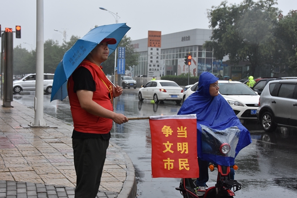 3-冒雨執(zhí)勤的志愿者.jpg